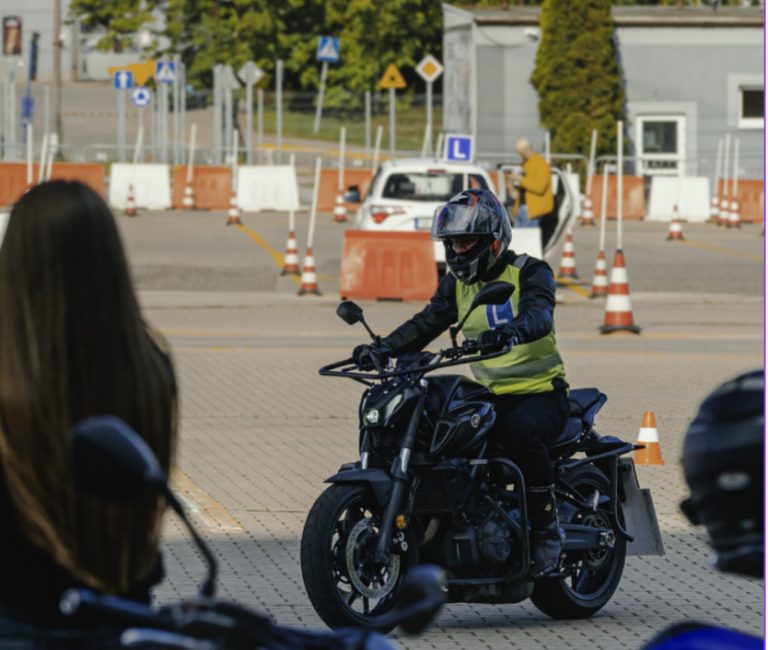 Motocykl na placu manewrowym
